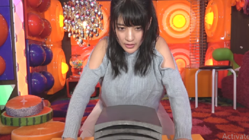 Kamiya Erina Lakukan Challenge Memecahkan Genteng Menggunakan Dadanya