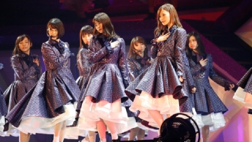 Penonton Konser Nogizaka46 Terluka Setelah Tertimpa Kamera Seberat 40Kg Penonton Konser Nogizaka46 Terluka Setelah Tertimpa Kamera Seberat 40Kg