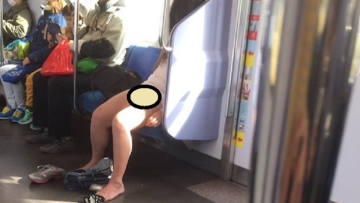 Seorang Wanita Mabuk Tertangkap Kamera Tidur Tanpa Celana Di Kereta Seorang Wanita Mabuk Tertangkap Kamera Tidur Tanpa Celana Di Kereta