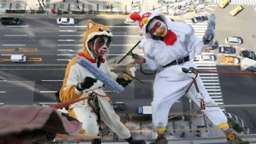 Dua Petugas Pembersih Jendela Pakai Kostum Ayam Dan Anjing Untuk Menyambut Tahun Baru