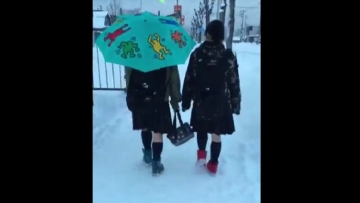 Kekompakan Kedua Gadis Imut Ini Saat Jatuh Jadi Viral Di Dunia Maya