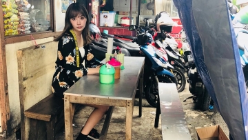 Datang Ke Indonesia, Drummer Silent Siren Makan Sate Di Warung Pinggir Jalan