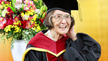 Nenek-Jepang-Berusia-88-Tahun-Berhasil-Raih-Gelar-Doktor