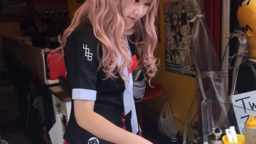 Pakai Kostum Anime, Cara Koki Takoyaki Cantik Untuk Menarik Pelanggan