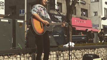 Ruann, Penyanyi Jepang Berusia 14 Tahun Tampil Di Jalanan Kota Seoul