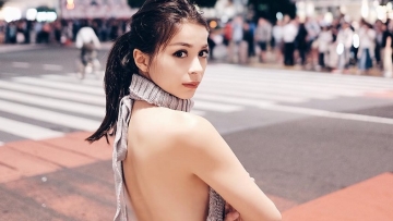 Berkunjung Ke Jepang, Selebriti Cantik Asal Indonesia Kenakan Virgin-Killing Sweater Di Shibuya