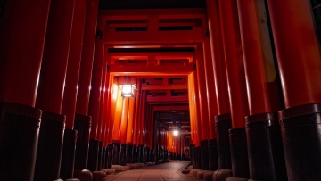 Datang Malam Hari, Netizen Jepang Tak Sengaja Memotret Foto Penampakan Di Kuil Inari Fushimi