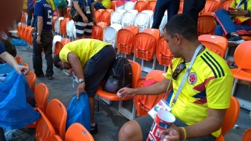 Wah, Aksi Bersih-Bersih Suporter Jepang Di Piala Dunia 2018 Diikuti Oleh Suporter Negara Lain