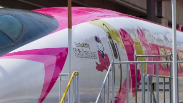 Ini Dia Penampakan Kereta Shinkansen Hello Kitty Yang Baru Diluncurkan JR West