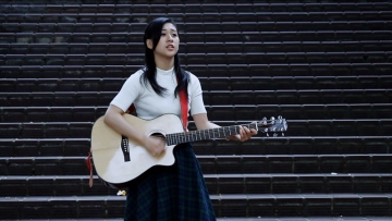 Gadis Cantik Asal Jepang Menjuarai Kompetisi Air Guitar World Championship