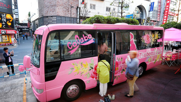 Cegah Siswi Sekolah Jadi Korban Industri Seks, Jepang Melaunching “Pink Bus” / The Asahi Shimbun Cegah Siswi Sekolah Jadi Korban Industri Seks, Jepang Melaunching “Pink Bus” / The Asahi Shimbun