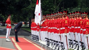 Japanese Prime Minister Shinzo Abe pays tribute to Indonesian and Japanese flags at the State Palace in Jakarta on Jan. 18, 2013 Japanese Prime Minister Shinzo Abe pays tribute to Indonesian and Japanese flags at the State Palace in Jakarta on Jan. 18, 2013