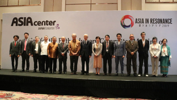 Duta Besar Jepang untuk Indonesia (H.E Masafumi Ishii) diapit oleh Dewan Komite Asia Center