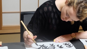 Turis asing belajar menulis kaligrafi di Udoyoshi Shodo Class