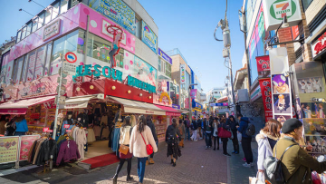 Jalan penuh toko di area Harajuku