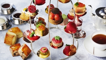 Lezatnya dessert strawberry di Peninsula Tokyo