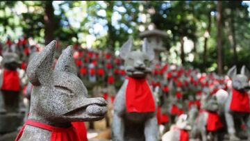 Patung rubah di Kuil Toyokawa Inari