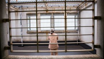 Seorang tahanan lansia dari balik jeruji besi