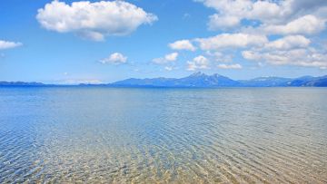 Lake Inawashiro pada musim panas