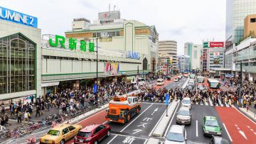 Stasiun Shinjuku yang ramai tokyo rush hour japanesestation.com
