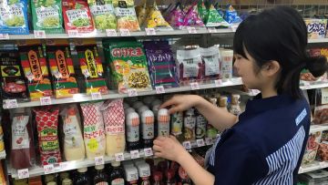 Seorang karyawan Lawson tengah merapikan produk Lawson konbini japanesestation.com