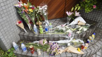 Bunga untuk Hana Kimura ditaruh oleh fans di lokasi shooting Terrace House Hana Kimura ibu japanesestation.com