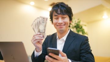 Ilustrasi suami dan uang gaji wanita Jepang gaji japanesestation.com