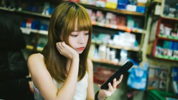 Ilustrasi remaja Jepang bermain smartphone remaja Jepang media sosial japanesestation.com