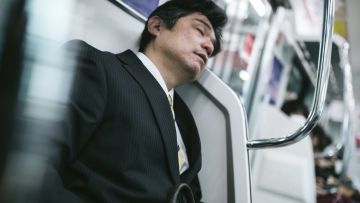 orang Jepang tidur di kereta japanesestation.com