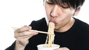 Ilustrasi Orang Menyeruput Mie ilustrasi menyeruput mie