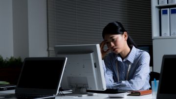 ilustrasi bekerja lembur