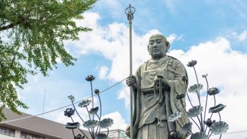 Patung Kukai  biksu Buddha terkenal di Jepang japanesestation.com