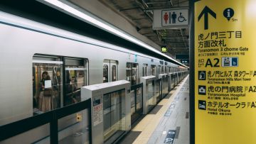 Ilustrasi kereta bawah tanah Jepang mitos kereta Jepang japanesestation.com