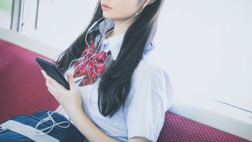 Mendengarkan Musik Mendengarkan Musik