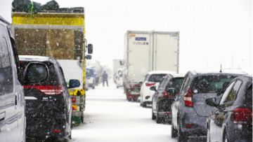 Mobil Terjebak Salju