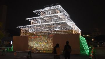Benteng penjaga Kastil Tokushima yang dibangun kembali menggunakan perancah dan lampu LED