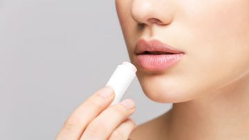 Mengaplikasikan Lip Balm