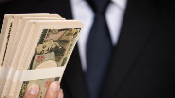 Ilustrasi Pria Jepang dan Uang