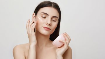 Mengaplikasikan skincare