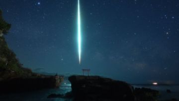 Foto meteor di langit malam pantai Izu