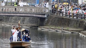 Obor Olimpiade Tokyo diangkut di atas kapal