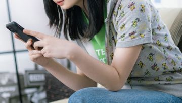 ilustrasi membaca pesan yang dikirim stalker pesan yang dikirim stalker