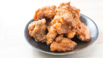 Ilustrasi karaage, ayam goreng Jepang pria jepang ditangkap karaage japanesestation.com