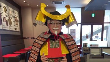 Patung Kolonel Sanders dengan baju zirah samurai