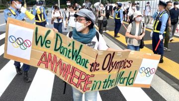 Masyarakat Tokyo melakukan protes agar Olimpiade dibatalkan  Masyarakat Tokyo melakukan protes agar Olimpiade dibatalkan