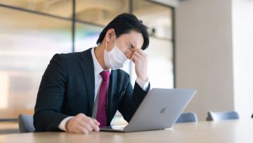 Ilustrasi stress orang asing di jepang covid-19 japanesestation.com