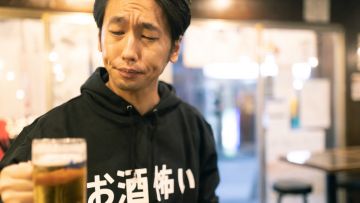 Ilustrasi meminum bir bar jepang japanesestation.com
