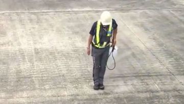 Seorang staf bandara yang memberi pesan manis pada penumpang pesawat bandara jepang staf japanesestation.com