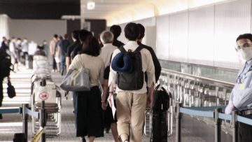 Warga Jepang tiba di Narita Airport warga jepang