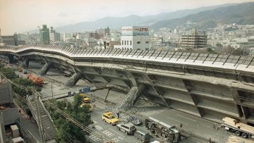 Jalan raya Kobe-Osaka runtuh di sisinya di bagian timur Kobe setelah Gempa Besar Hanshin pada 17 Jan